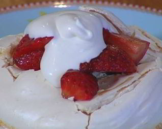 Безе с клубникой