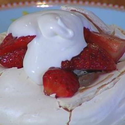 Безе с клубникой