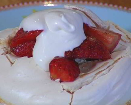 Безе с клубникой