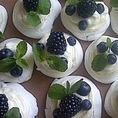 Безе с сырным кремом и ягодами