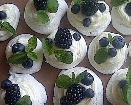 Безе с сырным кремом и ягодами