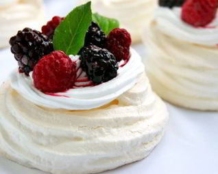 Безе с ягодами