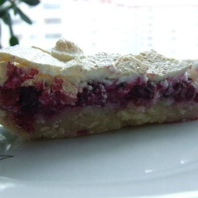 Брусничный пай под хрустящим облаком из безе