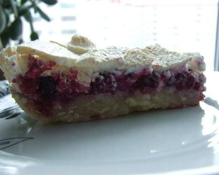 Брусничный пай под хрустящим облаком из безе