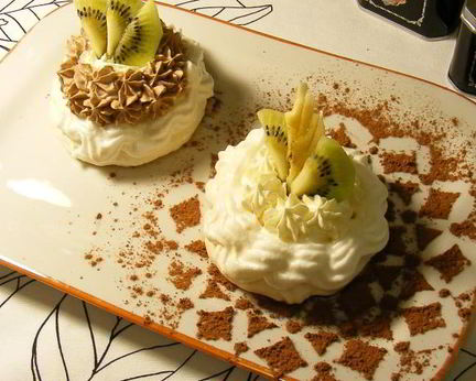 Корзинки безе с кремом Шарлотт и фруктами