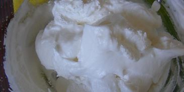 корзинки безе с кремом шарлотт и фруктами