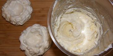 корзинки безе с кремом шарлотт и фруктами