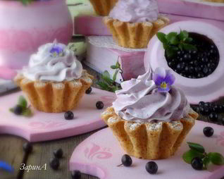 Корзиночки с черничным кердом и безе