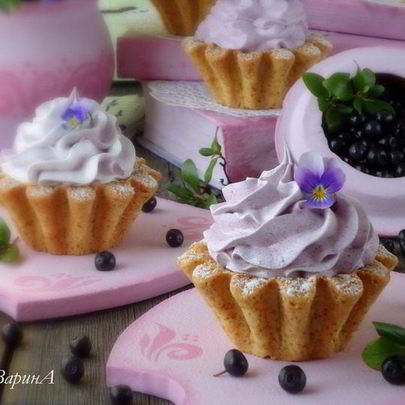 Корзиночки с черничным кердом и безе