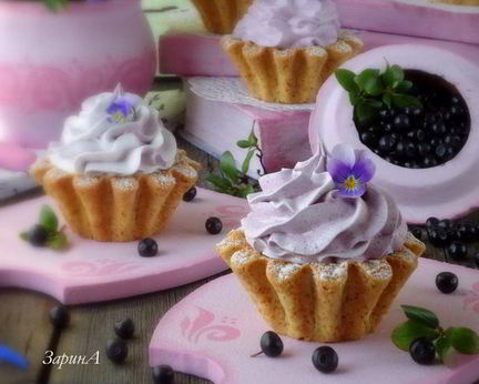 Корзиночки с черничным кердом и безе