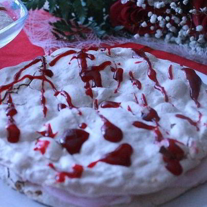 Ореховый торт-безе с малиновым кремом