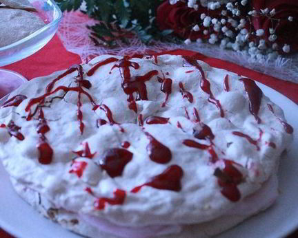 Ореховый торт-безе с малиновым кремом