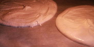 ореховый торт-безе с малиновым кремом