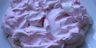 ореховый торт-безе с малиновым кремом