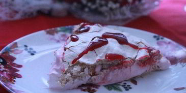 ореховый торт-безе с малиновым кремом