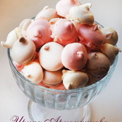 Разноцветные безе с ореховой пудрой