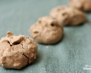 Шоколадное безе с миндалем