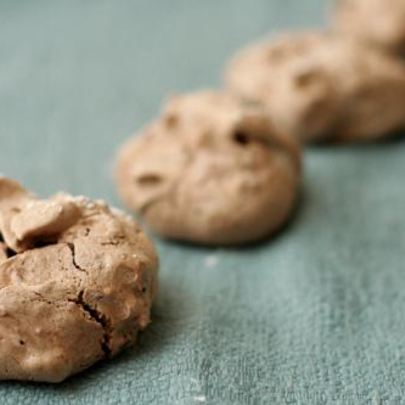 Шоколадное безе с миндалем