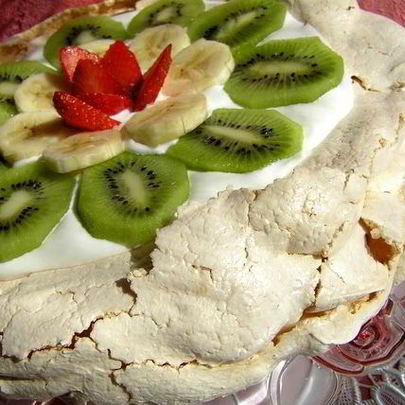 Торт-безе со взбитыми сливками и фруктами