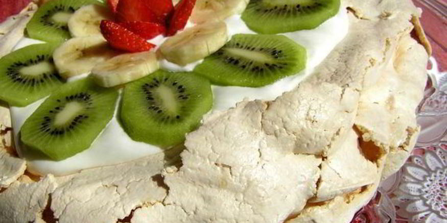 Рецепт торта-безе со взбитыми сливками и фруктами