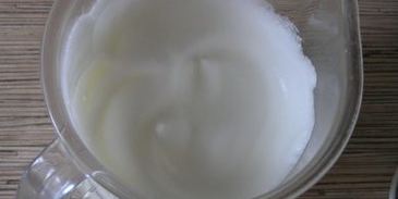 торт-безе со взбитыми сливками и фруктами