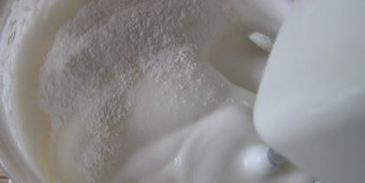 торт-безе со взбитыми сливками и фруктами