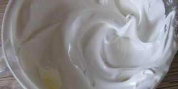 торт-безе со взбитыми сливками и фруктами