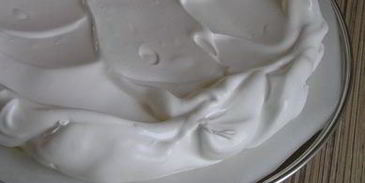 торт-безе со взбитыми сливками и фруктами