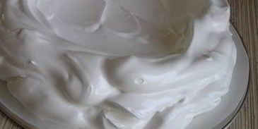 торт-безе со взбитыми сливками и фруктами