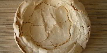 торт-безе со взбитыми сливками и фруктами