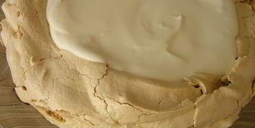 торт-безе со взбитыми сливками и фруктами