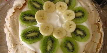 торт-безе со взбитыми сливками и фруктами