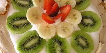 торт-безе со взбитыми сливками и фруктами