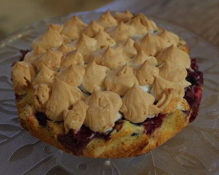 Ванильный корж с ягодами и безе