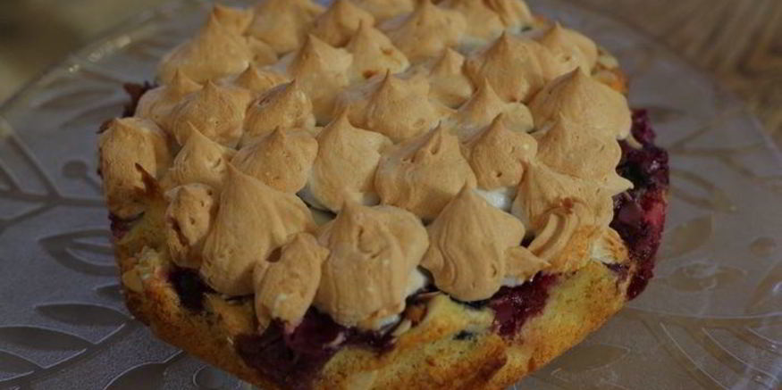 Рецепт ванильного коржа с ягодами и безе