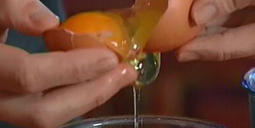 ванильный корж с ягодами и безе