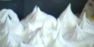 ванильный корж с ягодами и безе