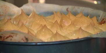 ванильный корж с ягодами и безе