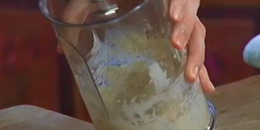 ванильный корж с ягодами и безе