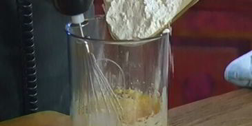 ванильный корж с ягодами и безе