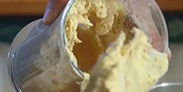 ванильный корж с ягодами и безе