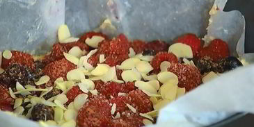 ванильный корж с ягодами и безе