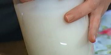 ванильный корж с ягодами и безе