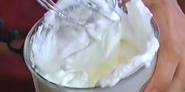 ванильный корж с ягодами и безе