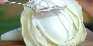 ванильный корж с ягодами и безе