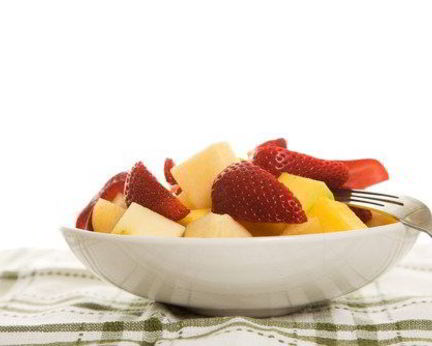 Десерт из манго, клубники и текилы