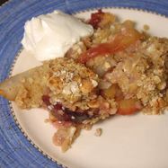 Рецепт Грушева-сливового крамбл с творогом и овсяными хлопьями