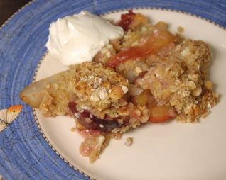 Грушево-сливовый крамбл с творогом и овсяными хлопьями