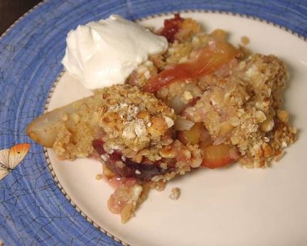 Грушево-сливовый крамбл с творогом и овсяными хлопьями