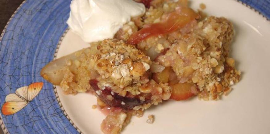 Рецепт грушева-сливового крамбл с творогом и овсяными хлопьями